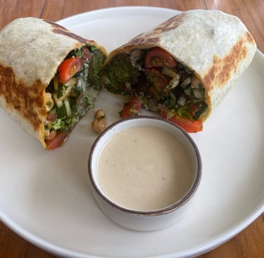 Wraps végétaliens colorés chez I Am Vegan Babe à Canggu, garnis de légumes frais et sauce maison