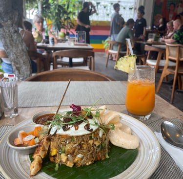 Nasi Goreng Ayam chez Inklusiv Warung : riz frit indonésien au poulet, légumes croquants et œuf