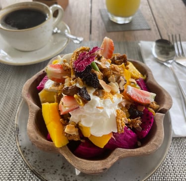 Bowl matinal à Canggu avec yaourt crémeux et fruits frais colorés.