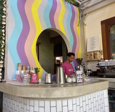 Intérieur du café I Am Vegan Babe à Canggu, décoration pastel et ambiance lumineuse.