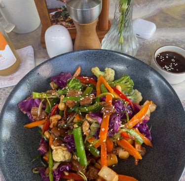 Poké bowl de légumes colorés, repas frais et sain à Canggu.