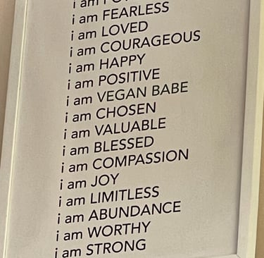 Cadre intérieur avec décoration pastel et affirmations positives sur le mur.