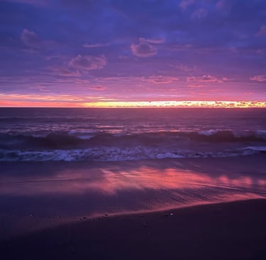 Coucher de soleil rosé à Canggu, Bali, ciel pastel reflété sur la plage.