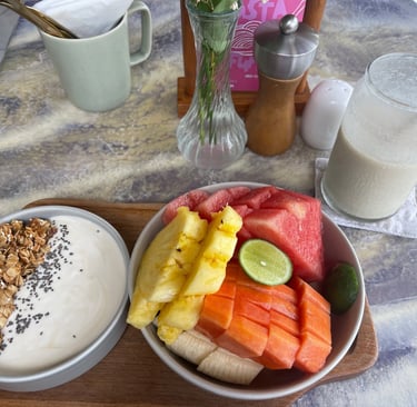 Bol de granola avec yaourt coco et fruits frais pour le petit déjeuner
