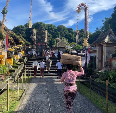 Personnes marchant dans les rues pavées du village traditionnel de Penglipuran, Bali