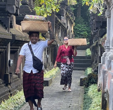 Balinais portant des offrandes sur la tête lors des cérémonies à Penglipuran.