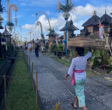 Femmes balinaises portant des offrandes sur la tête lors des cérémonies à Penglipuran.