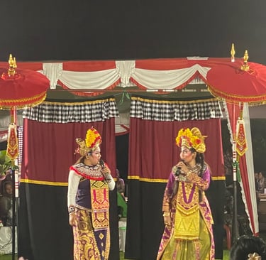 Spectacle traditionnel balinais mêlant danse, chant et théâtre masqué.