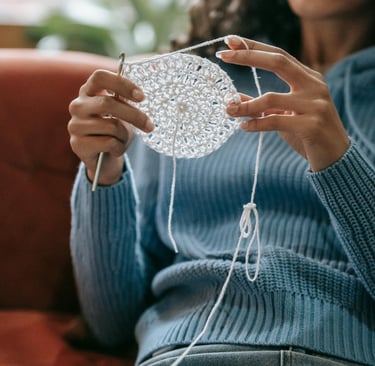 muller fazendo croche como robby