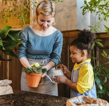 pessoa sorrindo ao ver o resultado de um trabalho manual