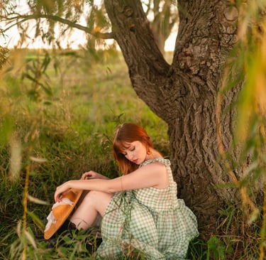 mulher embaixo de uma arvore em armonia com a natureza