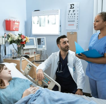 mulher na maca do hospital ouvindo as intruçoes dos medico