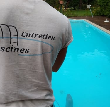 Pisciniste de dos avec logo M Entretien piscine sur le Tshirt devant une piscine