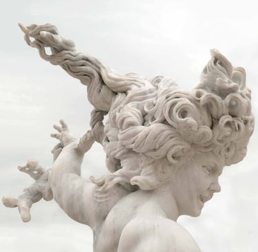 Escultura de mármol blanco. Un niño y una niña mantienen un juego de poder.