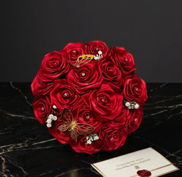 Ramo hecho a mano de rosas de satén rojo con mariposas doradas y una tarjeta de regalo personalizada