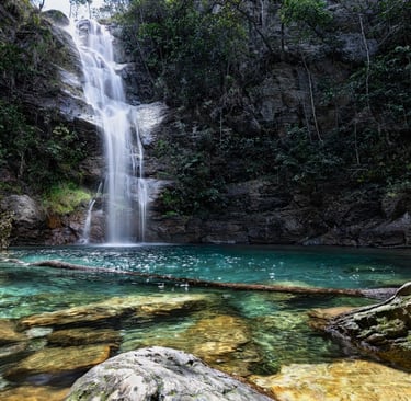 Cachoeira de águas cristalinas em meio à vegetação exuberante da Chapada dos Veadeiros