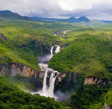 Vista panorâmica das imponentes cachoeiras na Chapada dos Veadeiros
