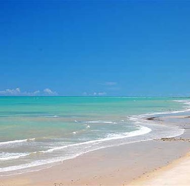 Praia em Cumuruxatiba (BA) é um dos destinos baratos para ir no nordeste brasileiro