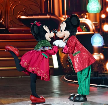 minnie e mickey dançando em espetáculo de natal da disney