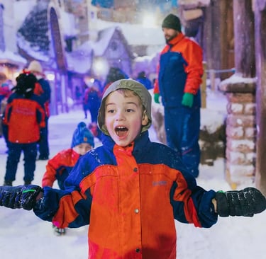 Apresentação temática com personagens em trajes azuis no parque Snowland em Gramado