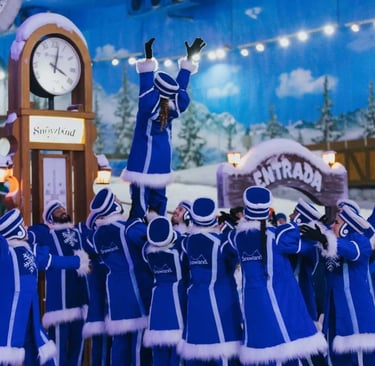 Criança sorridente brincando na área nevada do parque Snowland em Gramado, diversão e aventura