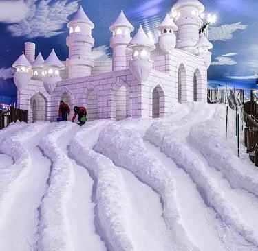 Castelo de neve com escorregadores no parque Snowland em Gramado, cenário mágico com atividades