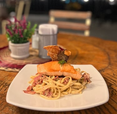 Salmón con pastas en el Restaurante y Mirador Café del Río