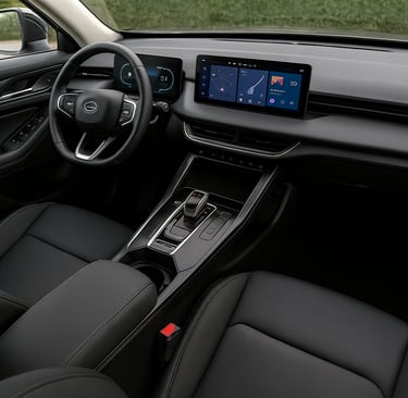 Interior do GWM Haval H6 Premium com bancos de couro preto, painel digital e central multimídia wide