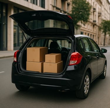 Carro hatch preto usado com porta-malas aberto carregado de caixas para entregas urbanas