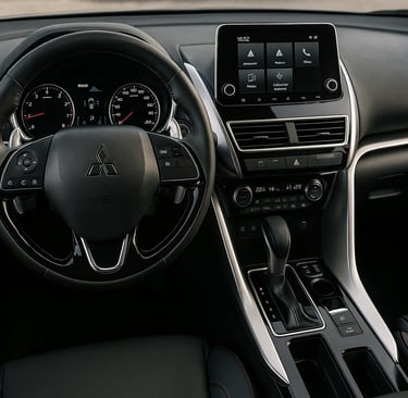 Interior do Mitsubishi Eclipse Cross com painel, multimídia e volante em destaque