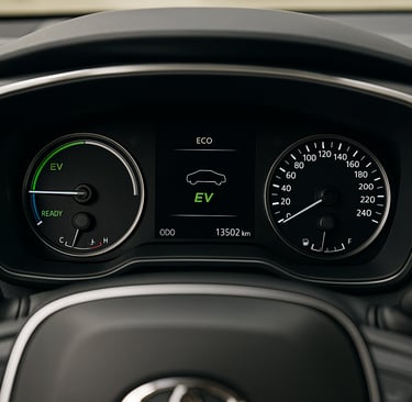 Painel digital de carro híbrido exibindo modos EV, ECO e POWER em destaque