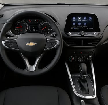 Interior de Chevrolet usado em bom estado, mostrando volante, painel e central multimídia