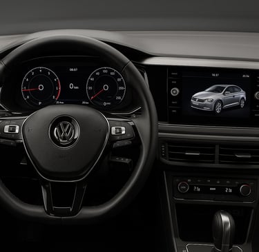 Interior do Virtus 2018 TSI com painel digital aceso, central multimídia e volante com comandos.