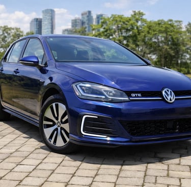 Volkswagen Golf GTE 2020 azul híbrido plug-in estacionado com fundo urbano moderno e sem placa