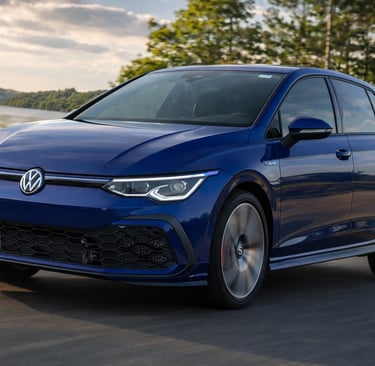 Volkswagen Golf GTE 2020 azul em estrada com foco no design esportivo e tecnologia híbrida plug-in