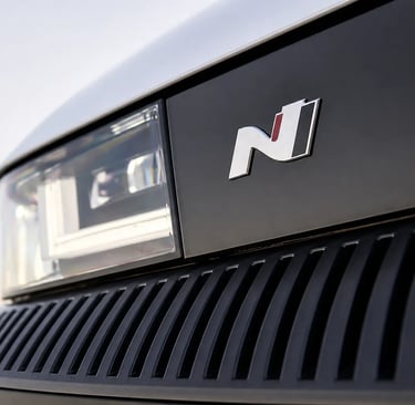 Detalhe frontal Hyundai N com farol e grade esportiva em close