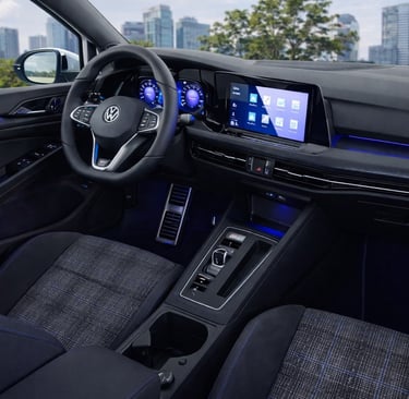 Interior do Volkswagen Golf GTE 2020 com painel digital, multimídia moderna