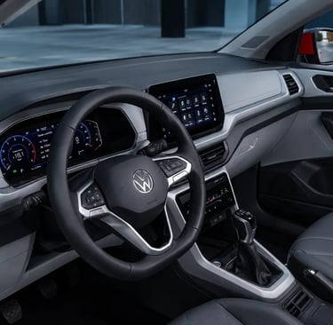 Interior do Volkswagen T-Cross com painel digital, central multimídia e volante moderno.