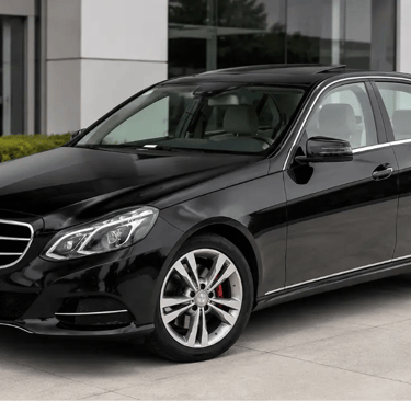 Mercedes E250 2014 preta em showroom moderno com visual executivo elegante