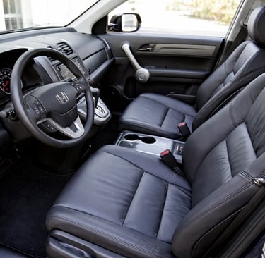 Interior de SUV com bancos de couro, painel completo e acabamento confortável focado em espaço