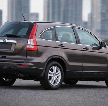 SUV médio visto de traseira em estrada urbana com design robusto e proposta familiar