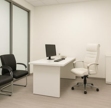 Studio medico moderno con pellicola LCD opaca sulla parete in vetro, scrivania professionale