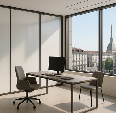 Ufficio elegante con vetri dotati di pellicole LCD trasparenti e opache a controllo elettrico