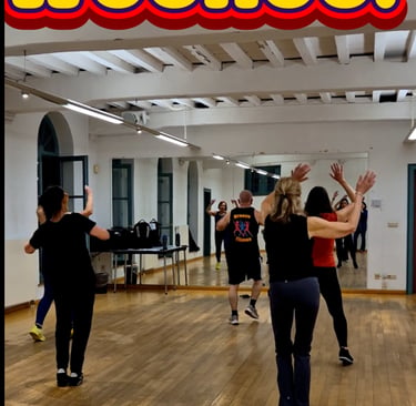 Groepsles disco dansfitness bij Groove Fitness in Leuven, deelnemers dansen op klassieke soul en dis