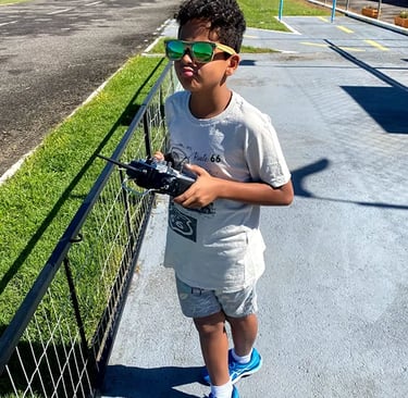 Jovem iniciando no aeromodelismo