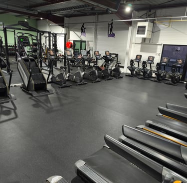 machines de cardio dans une salle de sport