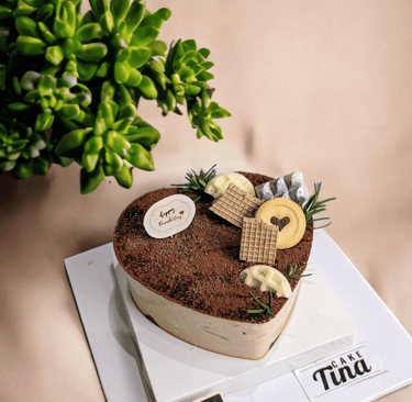 Bánh Tiramisu trái tim với lớp kem mịn vị cà phê, phủ bột cacao nguyên chất. Decor thủ công bằng hoa