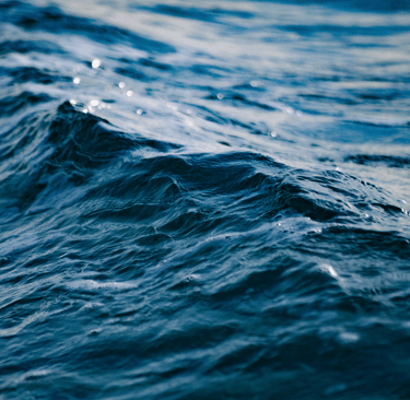 Mare blu calmo e profondo, simbolo visivo di introspezione, consapevolezza e profondità interiore