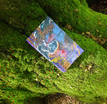 Livre de Dark Fantasy reposant sur les racines recouvertes de mousse verte d'un arbre.