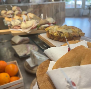 Focacce e panini serviti per gli aperitivi del bar Camillo Caffè a Santena
